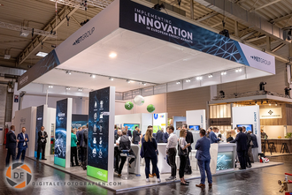 Voller Messestand während des Messebetriebs Messestand