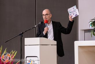 Foto vom Redner am Podest Redner