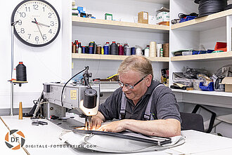 Mitarbeiter an der Nähmaschine Mitarbeiter