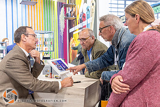 Beratungsgespräch während der Messe Beratungsgespräch