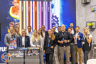 Gruppenfoto vom Standpersonal auf der Messe Gruppenfoto