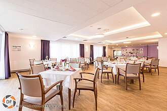 Foto vom Esszimmer mit gedeckten Tischen Esszimmer