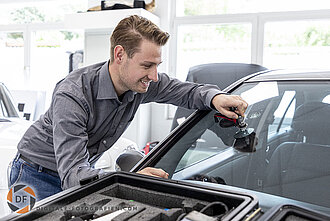 Mitarbeiter bei der Reparatur einer Autoscheibe Autoglasreparatur