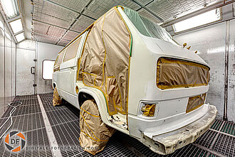 Fahrzeug zur Restaurierung in der Lackierkabine Lackierkabine