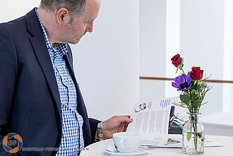 Zeitschrift wird gelesen Zeitschrift
