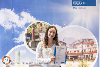 Einzelportrait einer Teilnehmerin am Frühstudium mit Zertifikat Einzelportrait mit Zertifikat