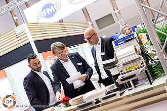 Messestand mit Publikum in Neuss Messestand