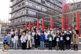 Gruppenfoto mit allen Teilnehmern am Frühstudium der Universität Duisburg-Essen Gruppenfoto