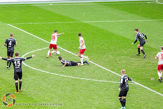 Siegestorschütze Oguzhan Kefkir beim Abschluss zum 1:0 Fussball