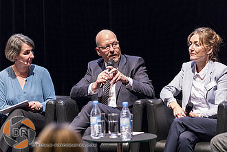 Foto bei der Diskussionsrunde nach den Vorträgen Redner runde