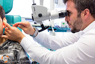 HNO Arzt bei der Untersuchung des Gehörgangs HNO Arzt