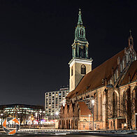 Nachtaufnahme von der St. Marienkirche in Berlin St. Marienkirche