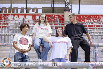 Vier Models im Stadion