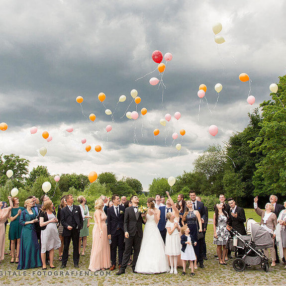 Gruppenfoto-mit-Luftballons
