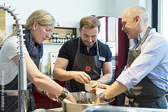 Kochkurs mit Teilnehmern der Interhyp Interhyp Geschäftsevent