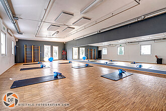 Fitnessraum mit Matten und Geräten Fitnessraum