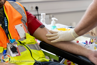 Mitarbeiter bei der Blutabnahme Blutabnahme