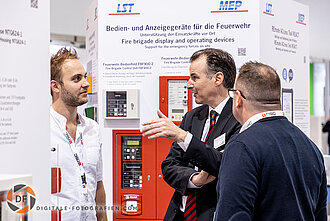 Kundenberatung am Messestand der LST Kundenberatung