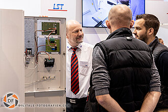 Gesprächssituation auf dem Messestand LST