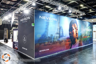 Große Leuchreklame am Messestand Leuchtreklame