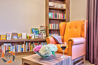 Imagefoto von der Bibliothekin im Altenpflegeheim Bibliothek