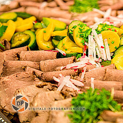 Foodfotografie Beef dekoriert mit Zuchini Beef mit Zucchini