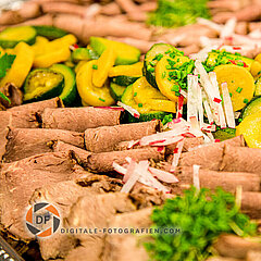 Foodfotografie Beef dekoriert mit Zuchini Beef mit Zucchini