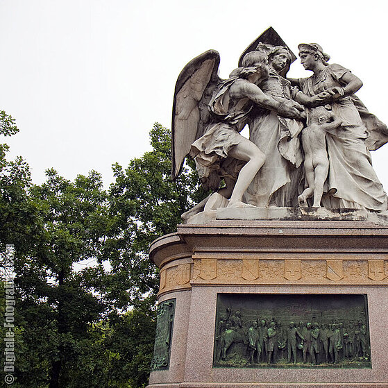 Statue-am-SBB-Centralbahnplatz
