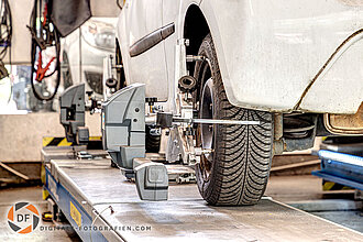 Fahrzeug bei der Achsenvermessung im Autohaus Achsenvermesserung