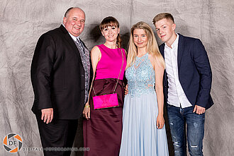 Familienfotos am mobilen Studio-Set Familienfoto