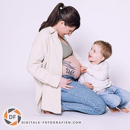 Babybauchfoto der Mutter mit ihrem kleinen Sohn Babybauchfoto Mutter mit Sohn