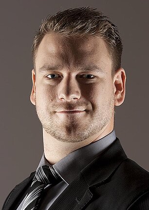 Bewerbungsfoto mit Streiflicht von beidenm Seiten Bewerbungsfoto mit Streiflicht von beidenm Seiten