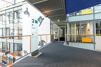 Etage mit Aufzug und Firmenwegweiser Etage