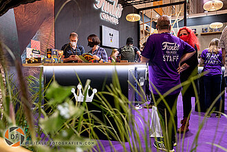 Besuchter Messestand von Funko Besucher