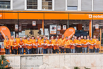 Gruppenfoto der Mitarbeiter zur Filialeröffnung in Dortmund Gruppenfoto