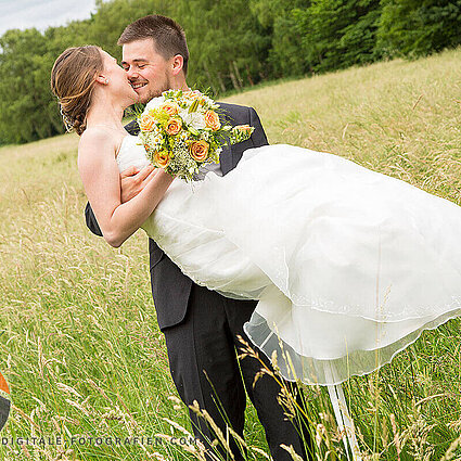 Hochzeitsfoto im Feld