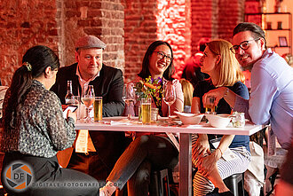 Gäste beim Come Together nach des Messe Gäste