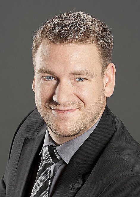 Bewerbungsfoto vom Mann mit Neigung zum Betrachter Bewerbungsfoto vom Mann mit Neigung zum Betrachter