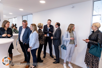 Gäste während der Veranstaltung mitten drin der OB Thomas Kufen Atmosphere