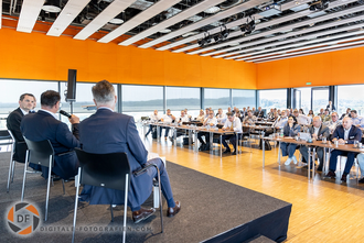 Eventfotografie beim 4. Deutsch-Eurasischen Mittelstandstreffen Bühne mit Publuikum