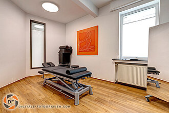 Physiotherapieraum mit Liege Physiotherapieraum