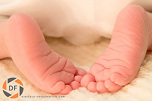 Foto von Babyfüßen eines Neugeborenen Babyfüße