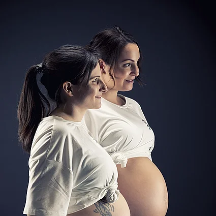 Babybauchfoto mit zwei schwangeren Frauen Babybauchfoto mit zwei schwangeren