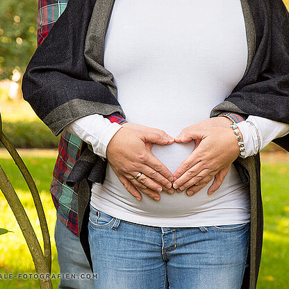 Babybauch-Shooting-im-Park-01