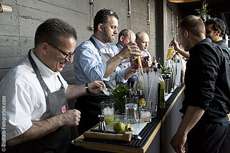 Teilnehmer beim Cocktails mixen Interhyp Geschäftsevent