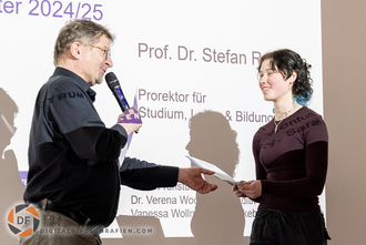 Zertifikatübergabe an Studiumteilnehmerin in Essen Zertifikatübergabe