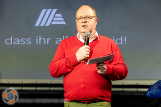 Der Geschäftsführer hält eine Rede auf der Bühne Rede