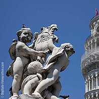 Statue mit dem Turm von Pisa Statue