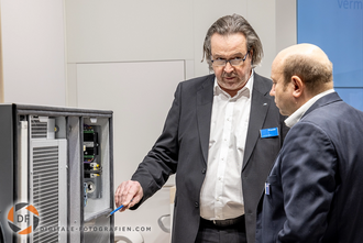 Beratungsgespräch auf dem Messestand Kundenberatung