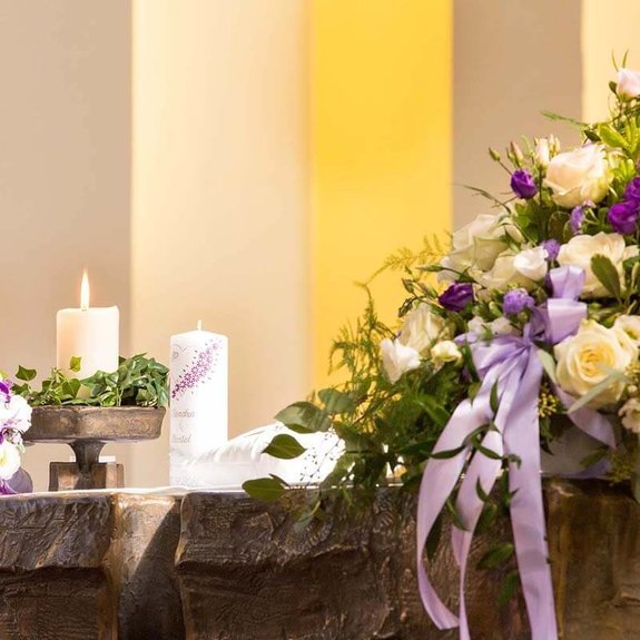 542_24-Altar-mit-Blumengesteck-und-Hochzeitskerze